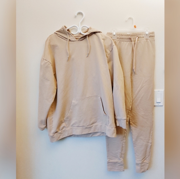 Beige jogger set - Picture 1 of 8